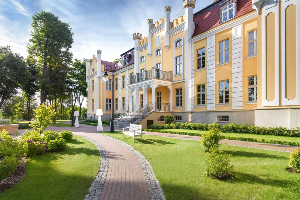 P.B. Górski – windows in the Quadrille Hotel in Gdynia.